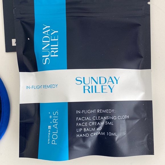 Away x United Travel Accessories - Picture 2 of 5